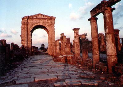 티르유적지:티르는 페니카인들이 세운 무역항으로 로마지배시대에 크게 번창했다. 특히 자색 염료의 생산과 수출로 유명하다. 타르의 유적은 크게 황제의 도시와 죽은 자의 도시로 나뉘어진다. 사진은 죽은 자의 도시 중심으로 향하는 도로와 개선문 