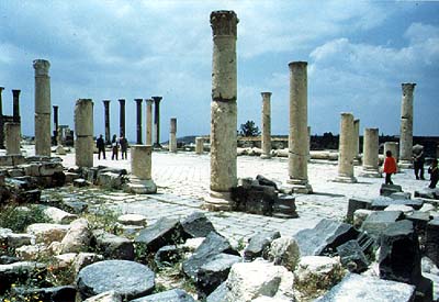 해안가에 자리잡은 티르의 황제의 도시 유적. 건물을 떠 받치고 있는 기둥만 남았다