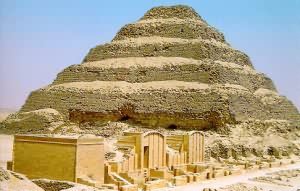 사카라 피라미드(Saqqara Pyramid):초기 왕조 시대부터 왕이나 귀족의 무덤이 많이 만들어진 사카라에서도 제제르 왕의 계단 피라미드는 특히 훌륭하다. 입구를 들어서면 주랑 사이의 좁은 통로가 50m쯤 이어진다. 기둥의 연속도 볼 만하지만 광장에 나서면 남쪽 정면으로 보이는 해목은 피라미드가 인상깊다. 고왕국 시대 제3왕조 제제르 왕의 대신이었던 임헤테프에 의해 세워진 것으로 기저부가 128X140m, 높이 약 60m이다. 