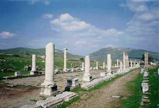 아크로폴리스:SERAPIS를 위한 신전이 남아 있으며 비잔틴 시대에는 교회로 사용되기도 하였다.