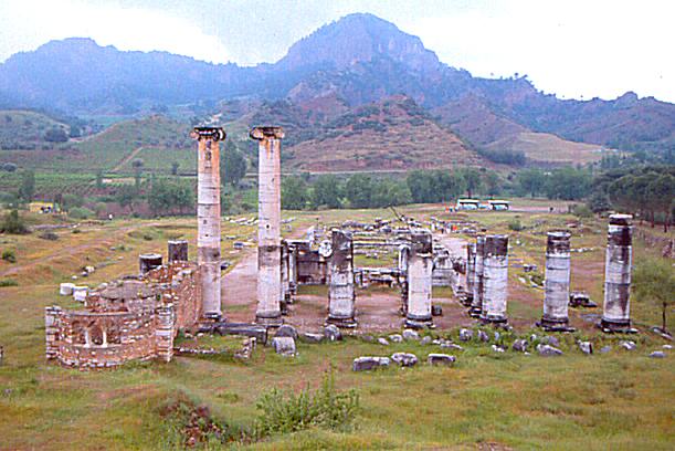 아르테미스 신전과 왼쪽의 작은 건물이 교회로 사용해던 장소라 한다.